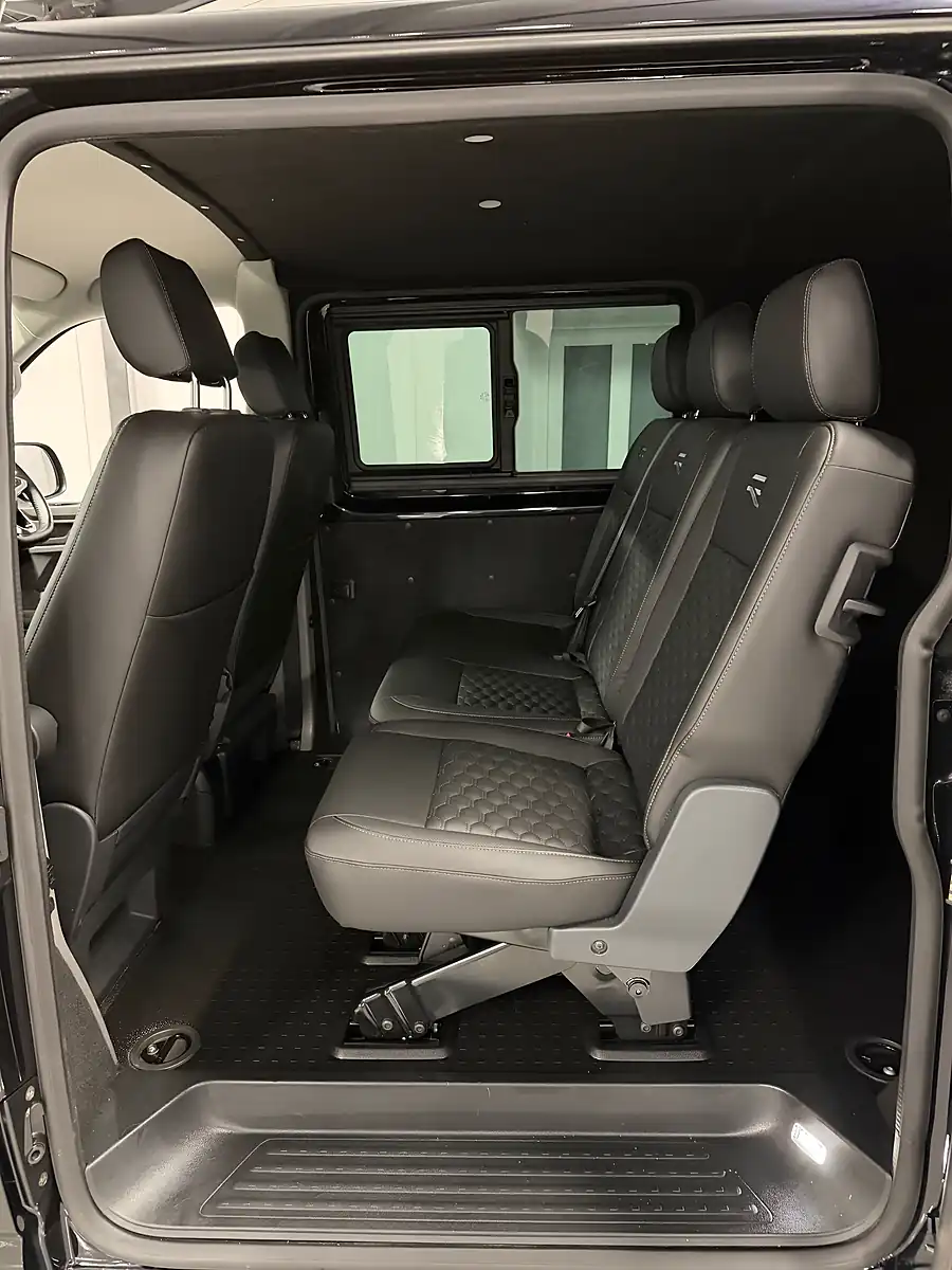 Used Volkswagen Transporter Highline Deep Black Metallic - Interior and Exterior details 19